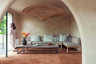 Kolor terakoty może mieć wiele odcieni, najmodniejsza jest złamana czerwień kojarząca się z&nbsp;domami nad Morzem Śr&oacute;dziemnym