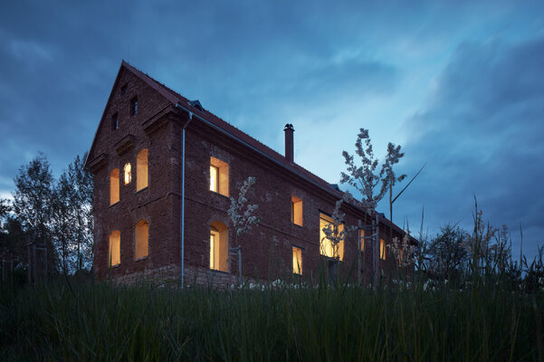 Miniatura: Dom wewnątrz zabytkowych ruin, projekt...