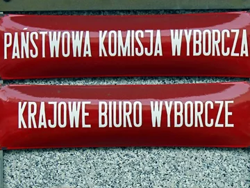 Podczas losowania numerów dla komitetów wyborczych doszło do zabawnego zbiegu okoliczności. Numer dla PiS wyciągnął polityk konkurencyjnej partii. Który?