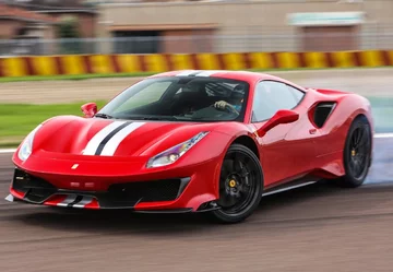 Ferrari 488 Pista Za fotelami kierowcy i pasażera mieści się silnik 3,9 o mocy 720 KM z turbodoładowaniem. To najmocniejsze V8 jakie kiedykolwiek zainstalowano w samochodzie z Maranello. Ma o 50 KM więcej niż model 488 GTB. 488 Pista rozpędza się do setki w czasie 2,85 s. 200 km/h osiąga po 7,6 s. Prędkość maksymalna to 340 km/h.