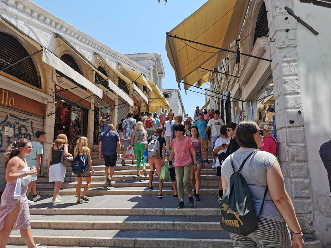 Tłumy turystów na moście Rialto w Wenecji