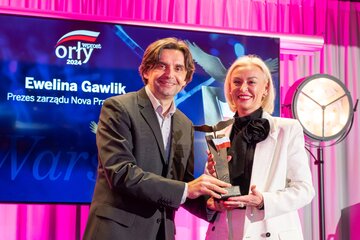 Ewelina Gawlik (z prawej) oraz&nbsp;wręczający nagrodę Rafał Mandes, dyrektor ds. rozwoju produkt&oacute;w mediowych w&nbsp;PMPG