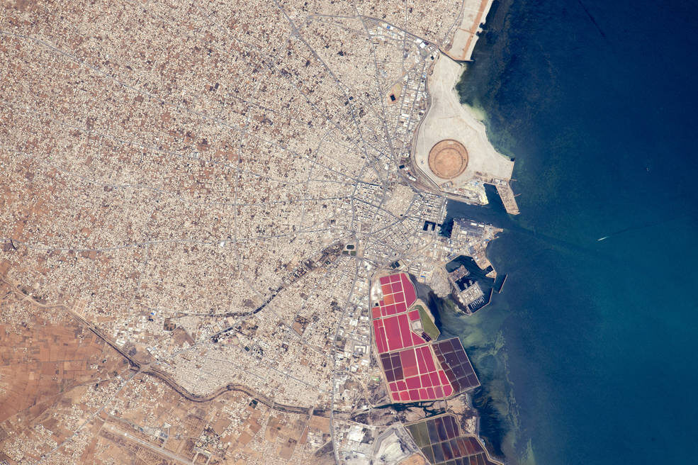 Tunezyjski port Safakis. Czerwone prostokąty to stawy do produkcji soli (fot. NASA)