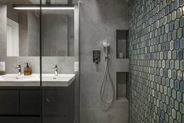 Dom z kobaltową sofą 