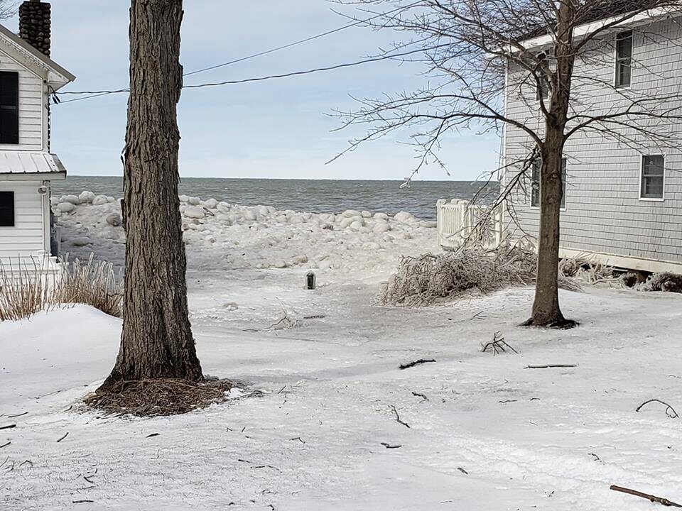 Lód z jeziora Ontario dosłownie wdzierał się na ląd 