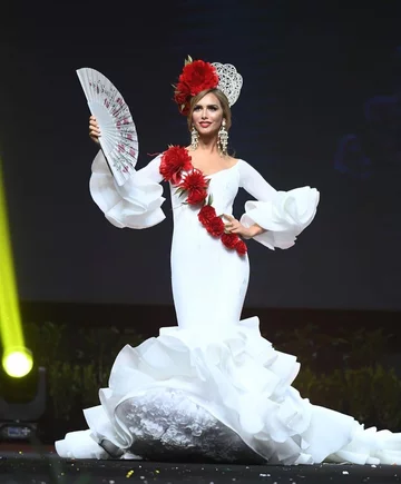 Angela Ponce 