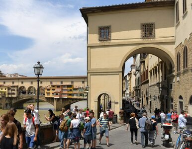 Miniatura: Ograniczenia dla turystów. Włoskie miasto...