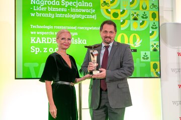 Bartosz Jankowski (z prawej) oraz&nbsp;wręczająca nagrodę Marzena Zielińska, prezes Capital Point