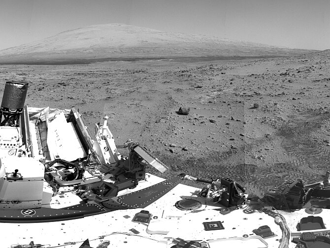 Curiosity kontynuuje swoją podróż po Marsie. W miejscu widocznym na zdjęciu po raz pierwszy łazik pobrał próbki ziemi (fot. NASA/JPL-Caltech)
