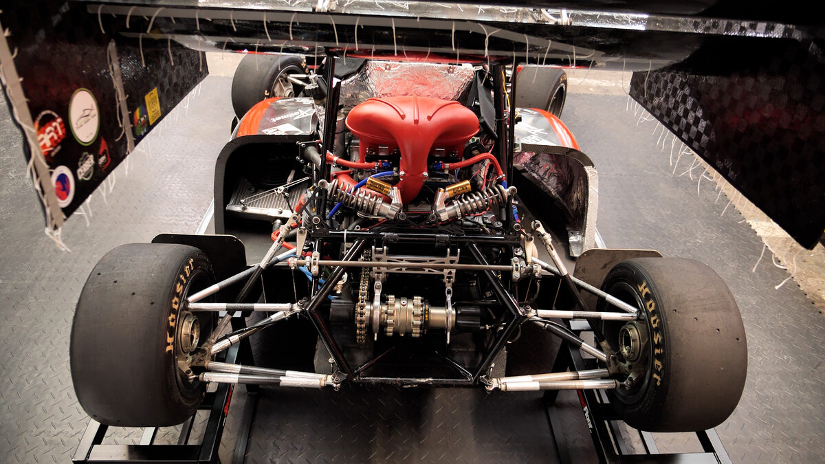 Moc silnika bolidu WUT Racing to 78 KM. Jego przyspieszenie to 3,8s do 100 km/h, a prędkość maksymalna to 140 km/h.