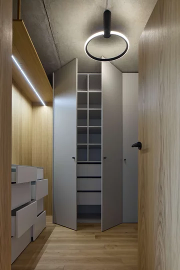 Mieszkanie z niebieską kuchnią, projekt Iva Hajkova Studio