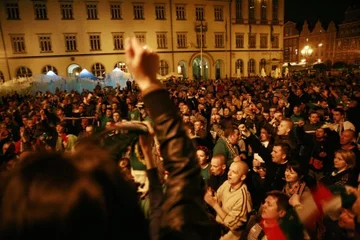 8)	Zabawa na wrocławskim rynku trwała do późnych godzin nocnych. Nie co dzień świętuje się mistrzostwo Polski, fot. PAP/Aleksander Koźmiński