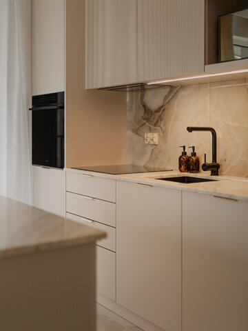 Soft minimalizm w 59-metrowym mieszkaniu w Gdyni – kaszmirowa paleta, angielska jodełka i konsekwentnie zaprojektowane detale autorstwa Agaty Piltz 