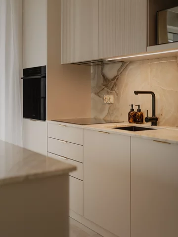 Soft minimalizm w 59-metrowym mieszkaniu w Gdyni – kaszmirowa paleta, angielska jodełka i konsekwentnie zaprojektowane detale autorstwa Agaty Piltz 