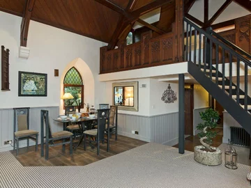 Kaplica przerobiona na apartament 