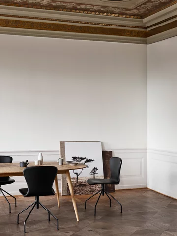 Biała boazeria angielska w zestawieniu z nowoczesnymi, modernistycznymi meblami – to modne połączenie! boazeria angielska, Bruun Munch Furniture