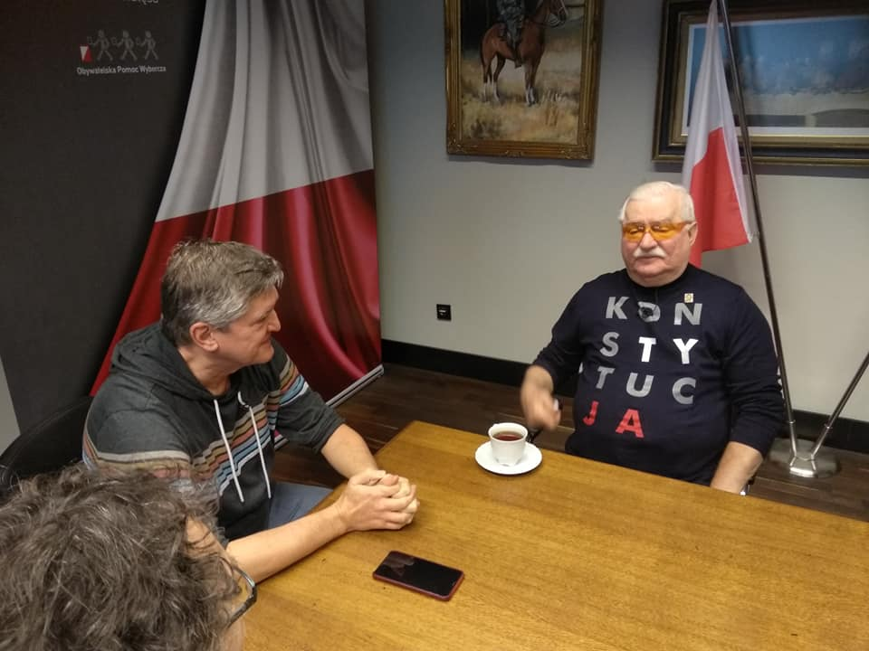Lech Wałęsa w koszulce z napisem „Konstytucja” 