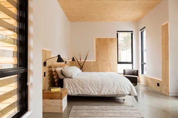 Linia LED delikatnie obrysowuje kontur lamperii, równomiernie rozświetlając wnętrze, projekt Guillaume Kukucka Jasne, LED, wnętrze, sypialnia, lamperia, boazeria, sklejka, 1332-3, v2com