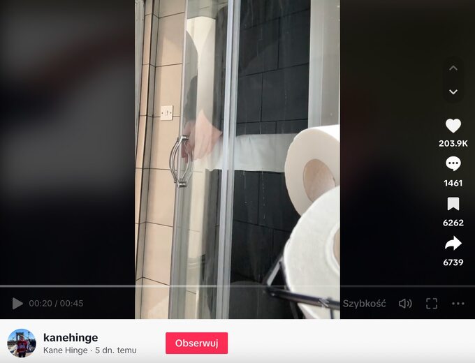 Kane Hinge pod prysznicem w wynajętym mieszkaniu