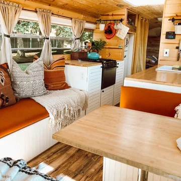 Autobus przerobiony na mieszkanie 