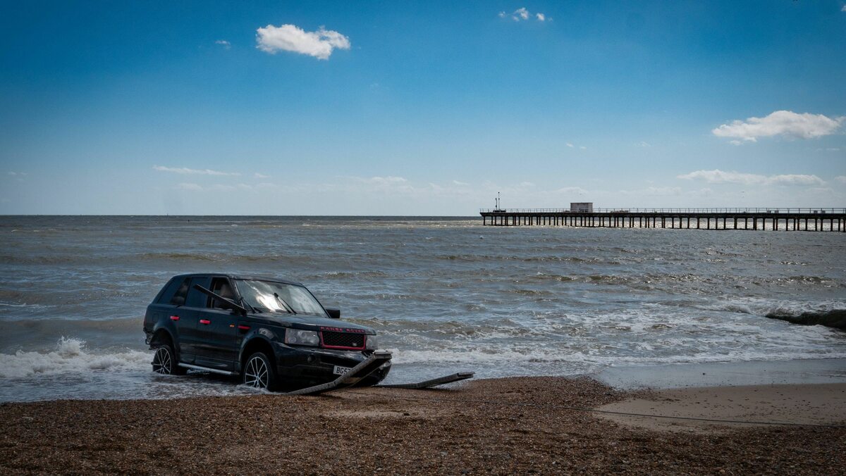 Range Rover podmywany przez morskie fale galeria zdjęć