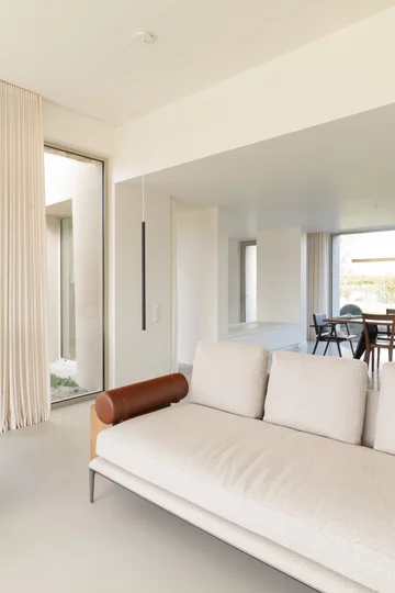 Waniliowy minimalizm w starym wiejskim domu, projekt (ma!ca) V2com, 2926-03, dom, minimalizm, beż