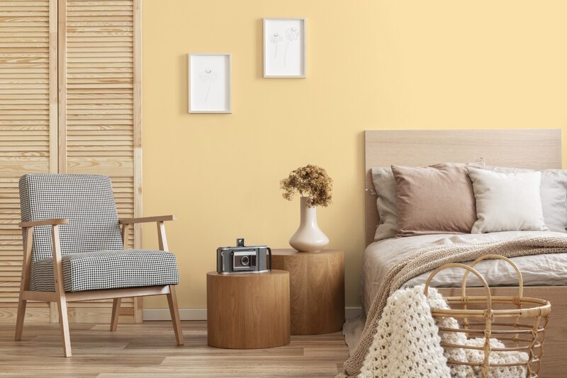 Żółta ściana w sypialni w odcieniu Piasek Pustyni