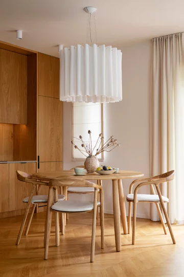 BXB studio stworzyło hybrydowe wnętrze w Warszawie – biuro i mikroapartament w jednym. Projekt zdobył European Property Awards 2025–2026 