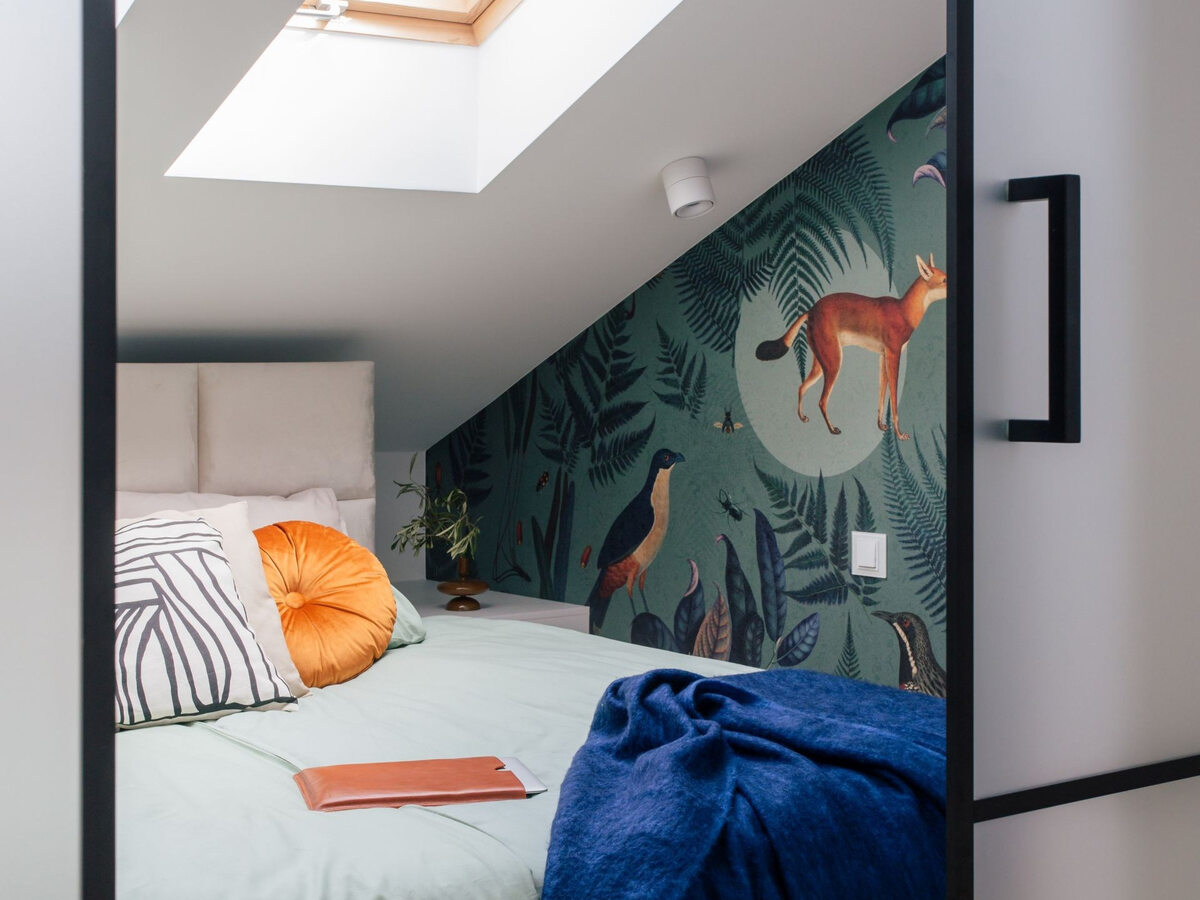 Kolorowe mieszkanie z ceglaną ścianą. Projekt: Mikołajska Studio Mieszkanie wesołe, kolorowe, pełne życia z ceglaną ścianą