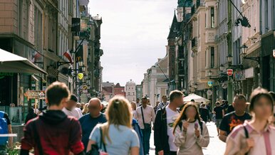 Miniatura: Jak długo żyją Polacy? Niby coraz dłużej,...