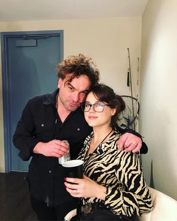 Johnny Galecki i Alaina Meyer 