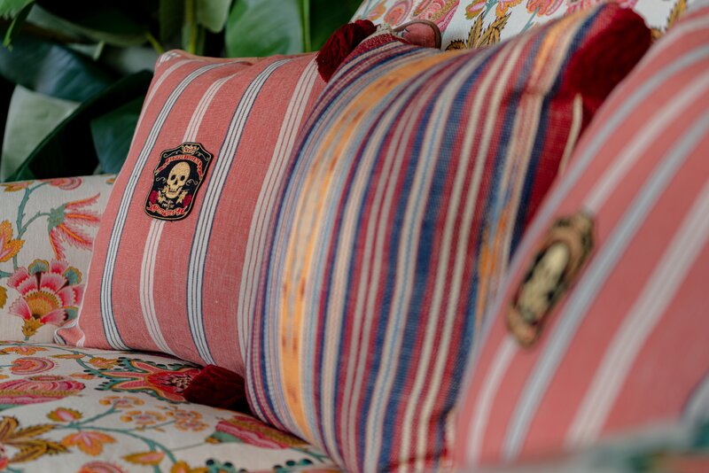 Dekoracyjne poduszki w&nbsp;paski jak ze&nbsp;szkolnego mundurka