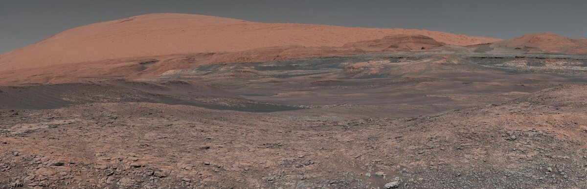 Panorama góry Sharp. Zdjęcie wykonane przez Curiosity 