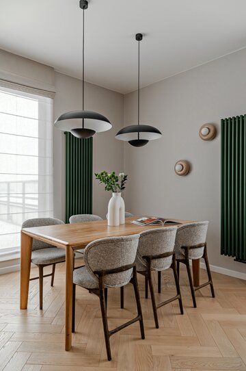 Projekt mieszkania na warszawskim Mokotowie autorstwa Deer Design to przykład spójnej aranżacji, w której funkcjonalność, kolor i jakość wykonania tworzą harmonijną, dopracowaną w każdym detalu przestrzeń do życia 