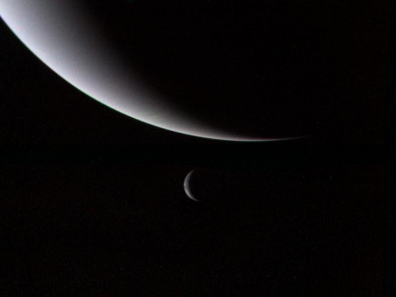 Neptun i Tryton. Zdjęcie wykonane przez sondę Voyager 2 