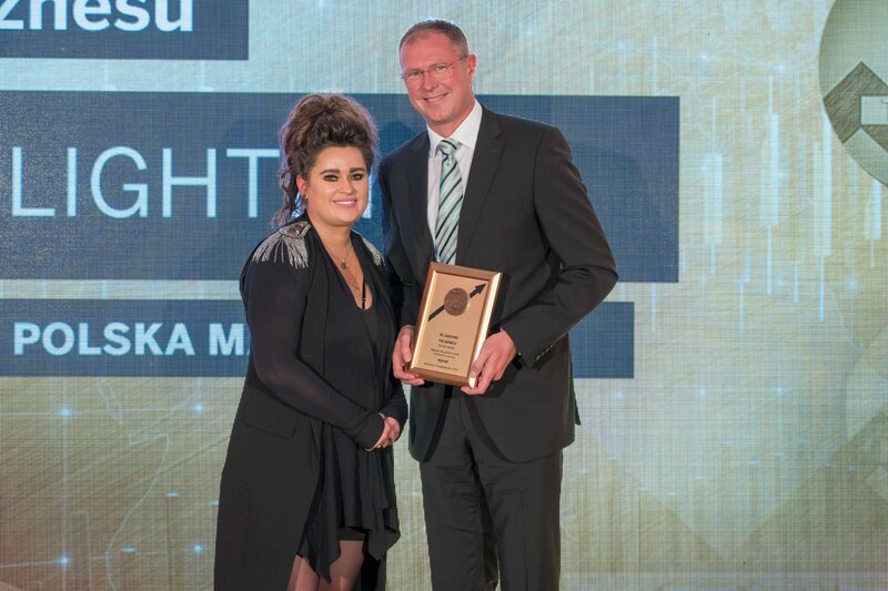 Tomasz Krywult (z prawej) oraz&nbsp;wręczająca nagrodę Tuzy Biznesu &bdquo;Wprost&rdquo; 2023 Marlena Wronkowska, dyrektor projekt&oacute;w biznesowych PMPG Polskie Media