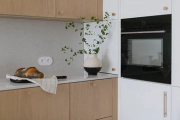 Projekt MIKOŁAJSKAstudio pokazuje, że styl japandi to nie tylko estetyka, ale przede wszystkim świadomie zaprojektowana przestrzeń sprzyjająca codziennemu komfortowi i wyciszeniu 