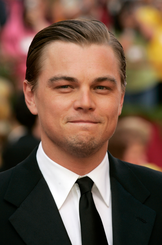 Leonardo DiCaprio podczas 77. ceremonii rozdania Oscarów w 2005 roku 