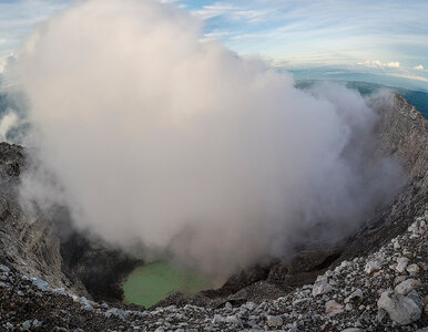 Miniatura: Spektakularna erupcja wulkanu. Słup...