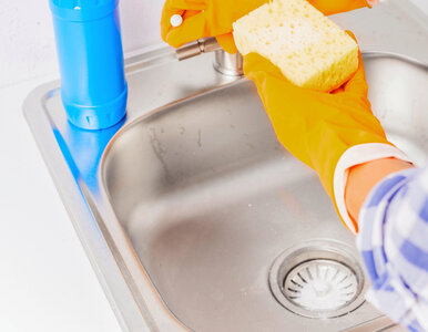 Miniatura: Wsyp do odpływu 2 łyżki białego proszku...