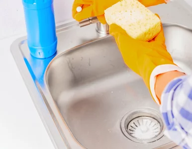 Miniatura: Wsyp do odpływu 2 łyżki białego proszku...