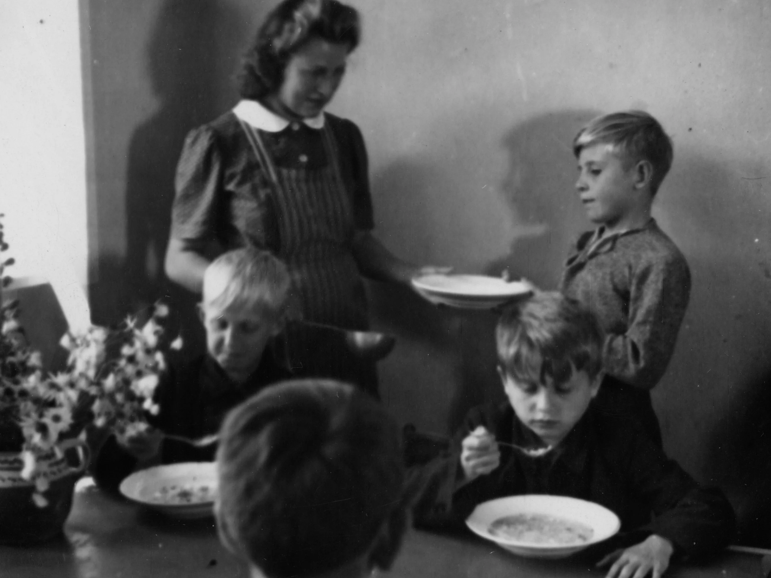 QUIZ o czasach PRL-u. Mało kto odpowiada na 5. pytanie