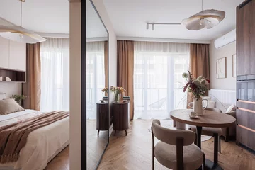 Ciepła kolorystyka, zabudowy na wymiar i inspiracje stylem mid-century modern tworzą wnętrze, które łączy ponadczasową estetykę z codzienną funkcjonalnością 