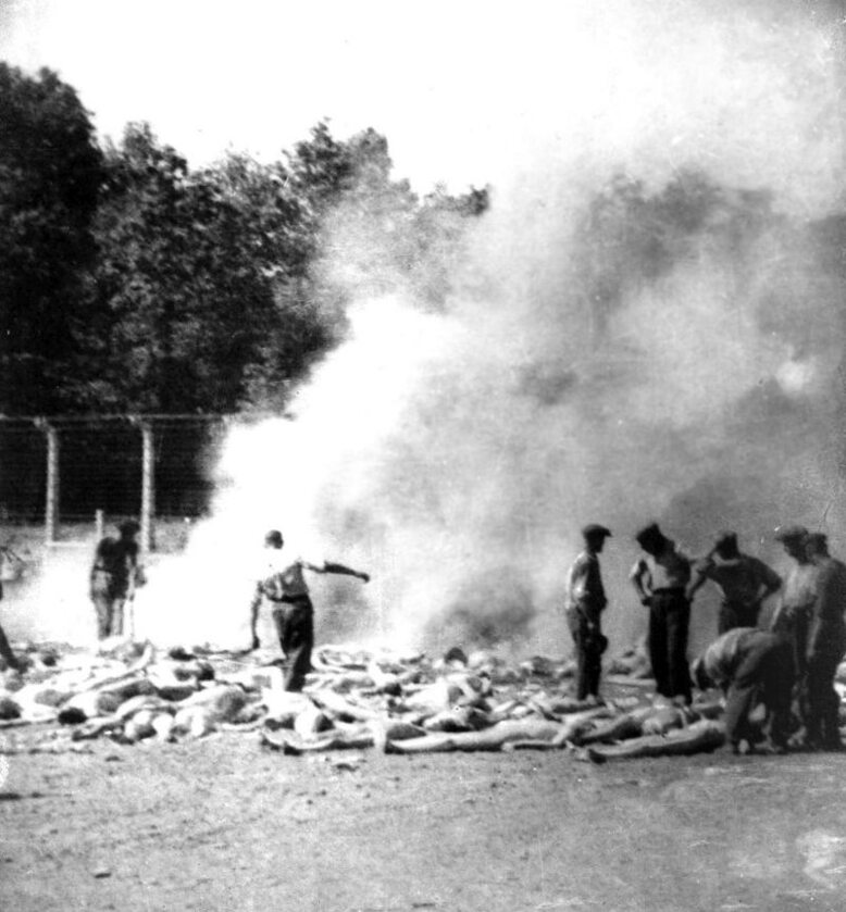 Członkowie Sonderkommando palący zwłoki węgierskich Żydów zamordowanych w komorach gazowych Auschwitz-Birkenau, sierpień 1944 
