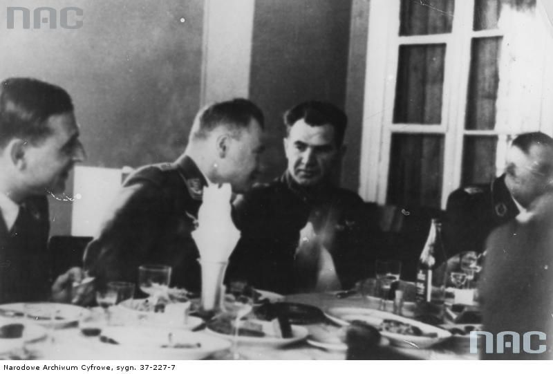 Przyjęcie niemiecko-radzieckie. Trzeci z lewej widoczny komdiw Wasilij Czujkow, późniejszy obrońca Stalingradu i zdobywca Berlina 