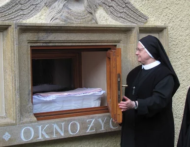 Miniatura: Roczną Sarę zostawiono w oknie życia....