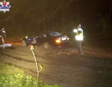 Miniatura: Auto ugrzęzło na drodze w okolicy...