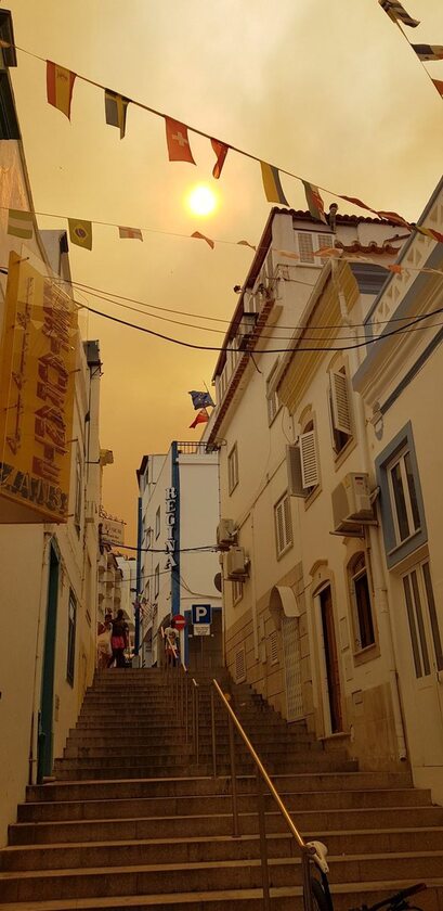 Brunatne niebo nad miastem Albufeira na południu Portugalii 
