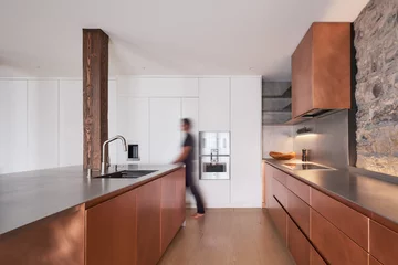 Dwupoziomowy apartament z kuchnią w kolorze miedzi Projekt: MU Architecture 