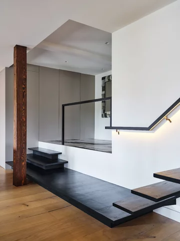Dwupoziomowy apartament z kuchnią w kolorze miedzi Projekt: MU Architecture 